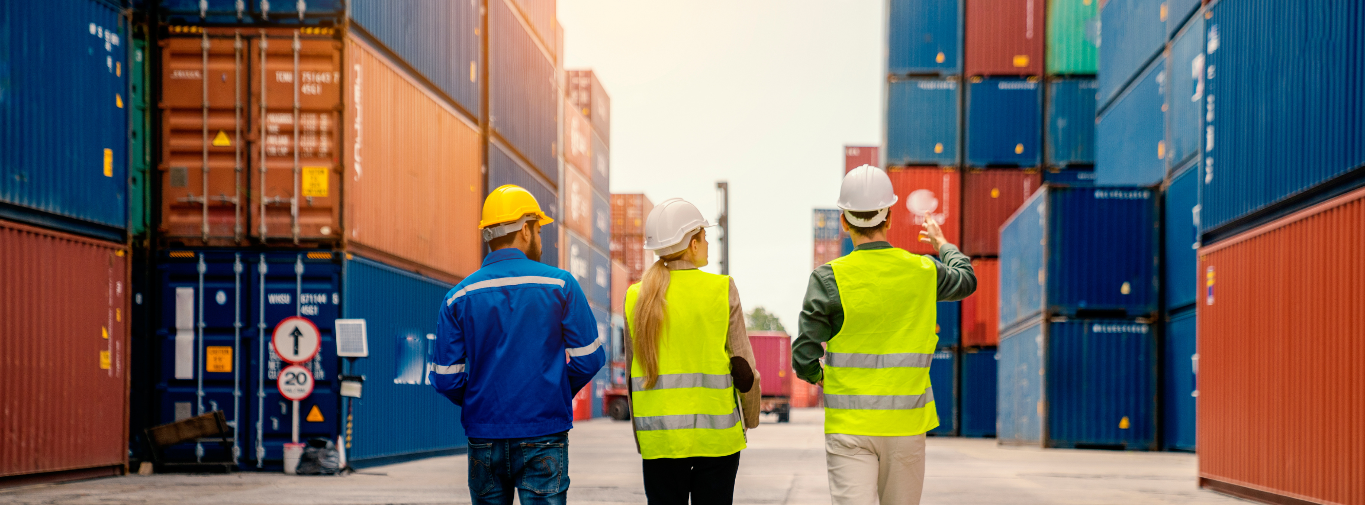 Une petite équipe faisant un tour dans les conteneurs