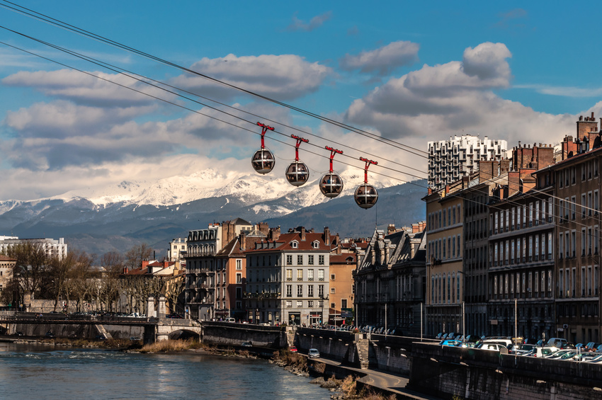 Découvrez le téléphérique à Grenoble, au dessus du Rhône et les Alpes.